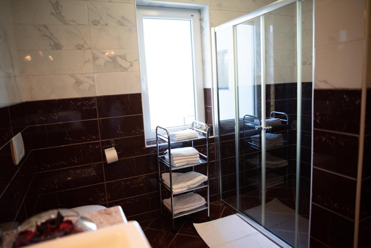 Sežana Castle House Rooms, Swimming Pool & Sauna & Tennis Court & Wine Cellar المظهر الخارجي الصورة